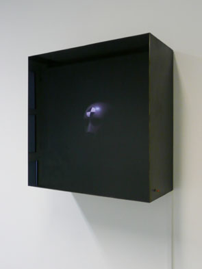 BP, "Black Box", 1994 – acier, verre, résine polyester, stroboscope – Collection Géotec, achat 2006