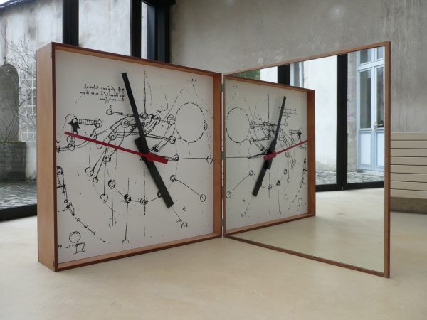 Jean Dupuy, "Leo's clock", 1972 - bois, mouvement d’horloge, aiguilles, tirage photographique (dessin de Léonard de Vinci), miroir - Collection Géotec, achat 2009