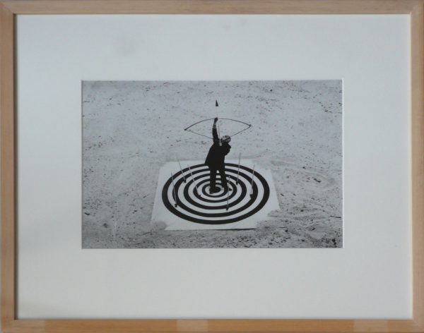 Gilbert Garcin, "Le cœur de la cible", 1993-2001 - photographie noir & blanc - éd. 5/8 - Collection Géotec, achat 2018