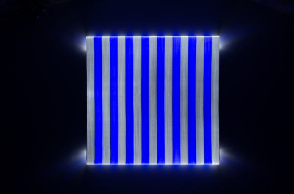 Daniel Buren, "Que la lumière soit – E bleu, travail situé", 2007 - tissu en fibres optiques tissées, LED contrecollées sur aluminium, alimentées par prise 220 V - Collection Géotec, achat 2010